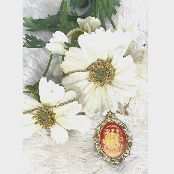 Vintage Cameo Pendant Necklace – The Three Graces - Picture 1 of 4